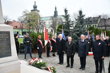 Miechowskie obchody 105. rocznicy odzyskania niepodległości pod odnowionym Pomnikiem z Orłem